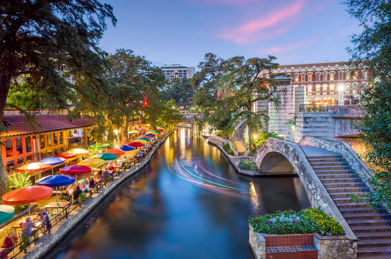 San Antonio property management lets your guests enjoy this beautiful scene of the Riverwalk