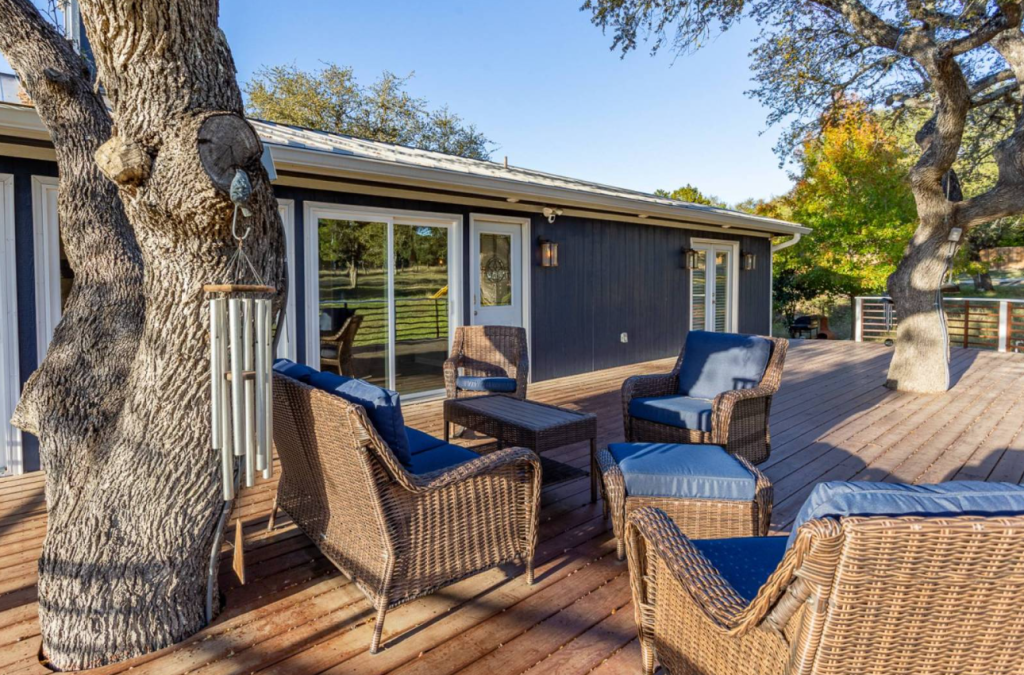 wood deck patio at Canyon Lake summer vacation rental
